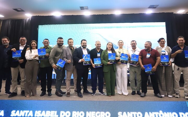 Assembleia Legislativa entrega Leis Orgânicas e Regimentos Internos atualizados durante o Feclam