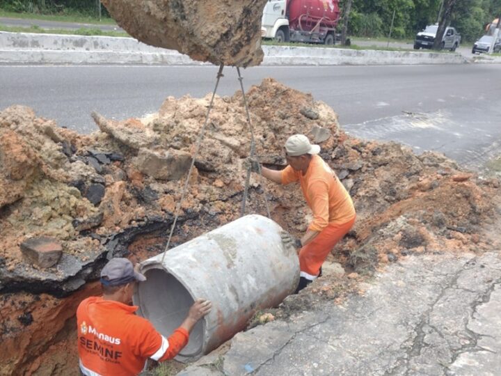 Prefeitura de Manaus atua em regime de plantão e recupera drenagem na avenida General Rodrigo Otávio durante feriado