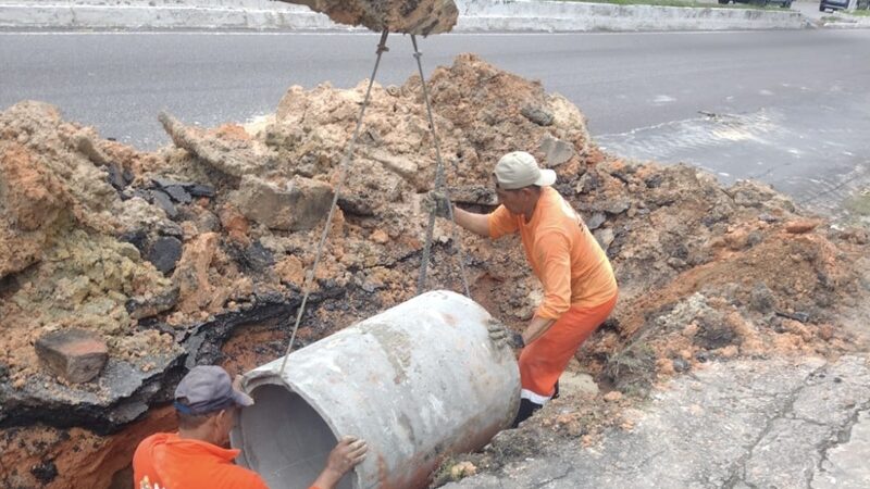 Prefeitura de Manaus atua em regime de plantão e recupera drenagem na avenida General Rodrigo Otávio durante feriado